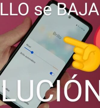 ¿porque el brillo se baja solo en mi móvil?.