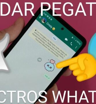Mandar pegatinas de espectros por WhatsApp.